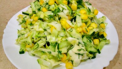 Салат с капустой, кукурузой и огурцами