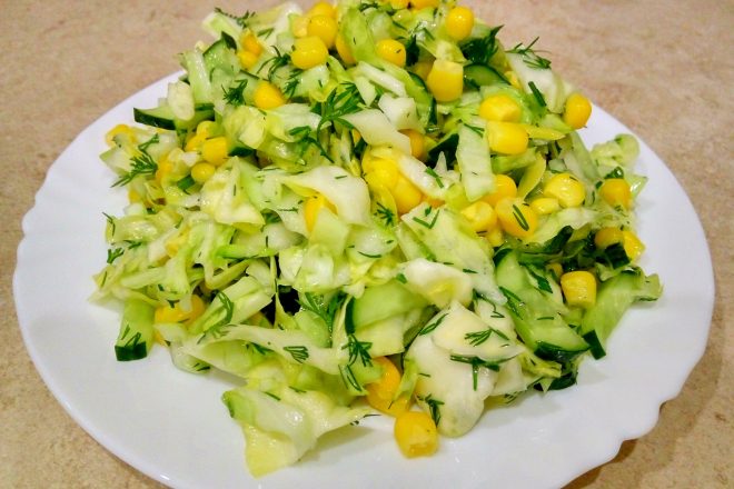 Салат с капустой, кукурузой и огурцами