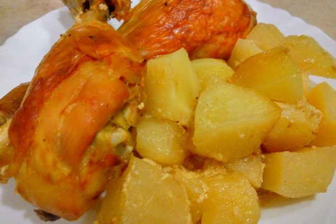Курица, запеченная в духовке с картофелем – пошаговый рецепт приготовления с фото