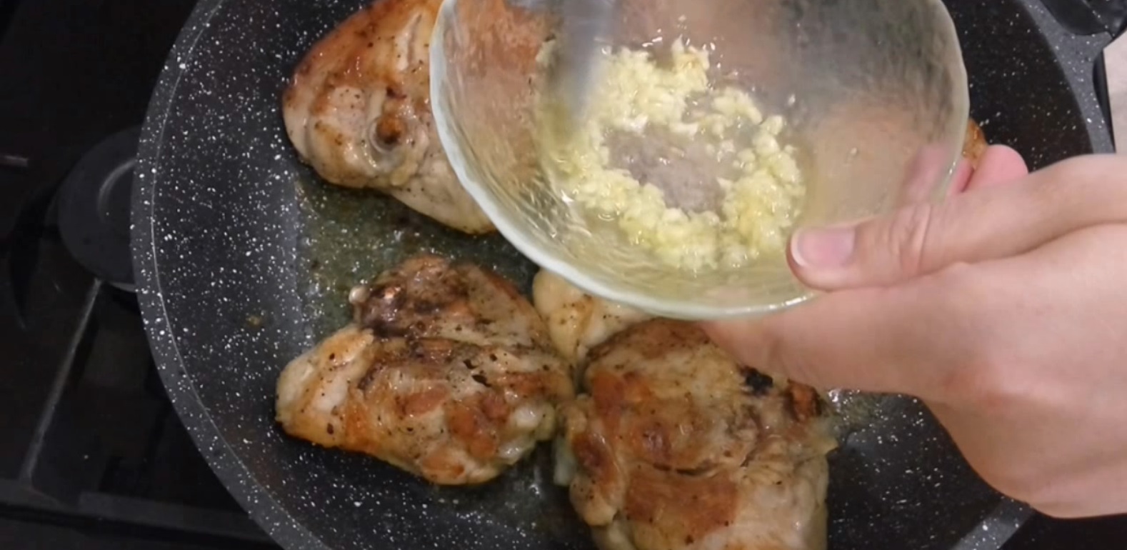 Куриные окорочка на сковороде с чесноком