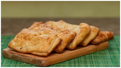 Слойки с курицей и соусом