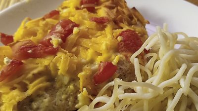 Отбивное куриное филе с сыром и помидорами в духовке