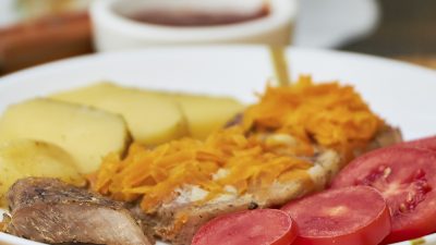 Отбивные из свинины под подушкой из морковки с чесноком