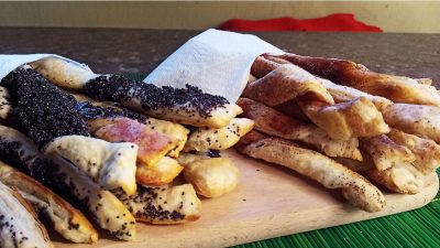 Сладкие палочки из слоеного теста с маком и корицей