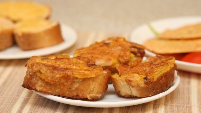 Гренки с яйцом, бутерброды с соусом и сырные чипсы