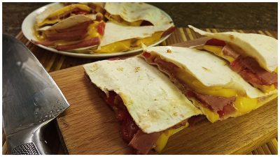 Треугольники из лаваша с колбасой, сыром и помидорами