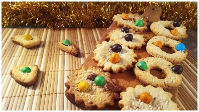 Новогоднее песочное печенье с кунжутом
