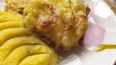 Отбивная свинина с луком под сыром с картофельным пюре