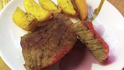 Запеченная свинина в духовке с картофелем по-деревенски