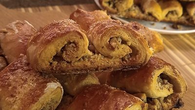 Слоеное печенье Ушки с грецким орехом из готового теста