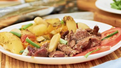 Куриные желудочки с овощами в духовке