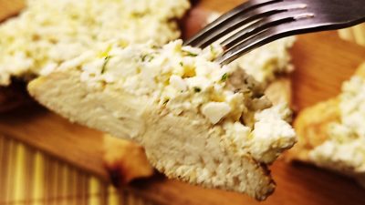 Куриное филе в кефире под плавленым сыром с чесноком и укропом