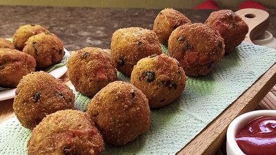 Сырные шарики с колбасой, луком и укропом