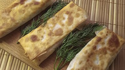 Конвертики из лаваша с колбасой, сыром и соусом