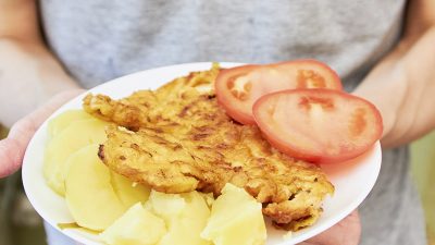 Куриное филе в сырном кляре на сковороде