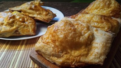 Конвертики из готового слоеного теста с ветчиной и сыром