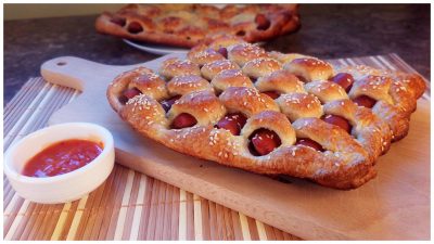 Сосиски в слоенном тесте с сыром и кунжутом