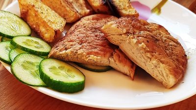Жареная куриная грудка с запеченным картофелем и огурцом