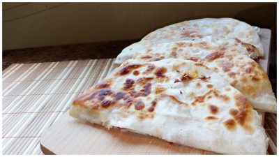 Лаваш с колбасой, сыром и помидорами на сковороде