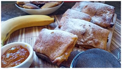 Слойки с апельсиновым джемом и бананом