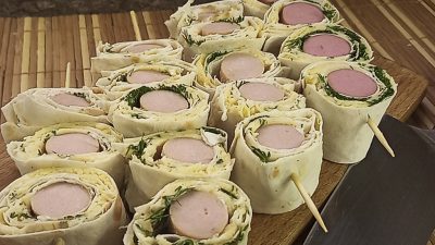 Сосиски в лаваше на шпажках с сыром и соусом