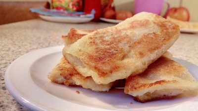 Яичный рулет с сэндвичами и запеченными яблоками