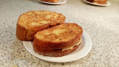 Горячие сэндвичи в яйце и классические с колбасой и сыром