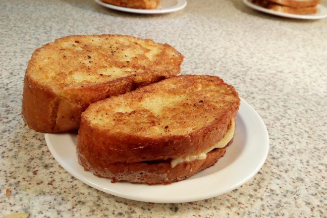 Горячие сэндвичи в яйце и классические с колбасой и сыром