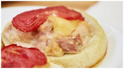 Куриные бедра с сыром и помидорами на кабачках