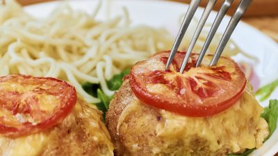 Мясные шарики из фарша в панировке с сыром и помидором