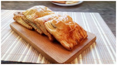 Слойки с вареной сгущенкой и арахисом