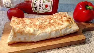Рулет из лаваша с ветчиной, сыром и овощами в духовке