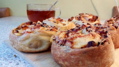 Рулеты из слоеного теста с курицей и сыром