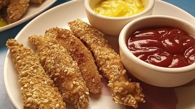 Палочки из куриного филе в панировке с кунжутом в духовке