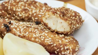 Куриное филе в панировке с кунжутом на сковороде
