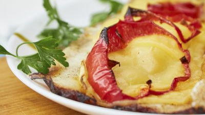 Филе пангасиуса с сыром и овощами в духовке