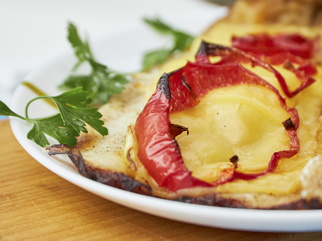 Рецепт: Филе пангасиуса с помидорами и сыром - в духовке