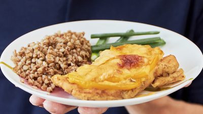 Отбивные из куриного филе с болгарским перцем и сыром