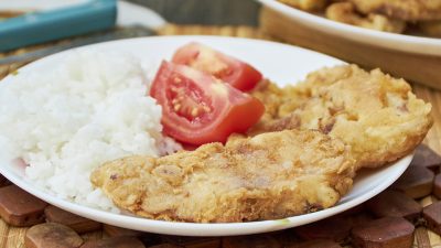 Пангасиус в кляре на сковороде с рисом