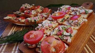 Бутерброды с крабовыми палочками, колбасой, сыром и овощами