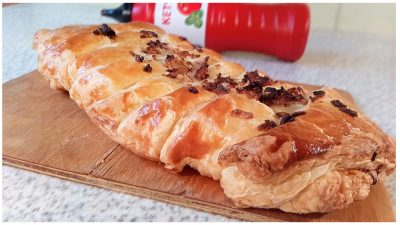 Сосиски в слоеном тесте с сыром и луком