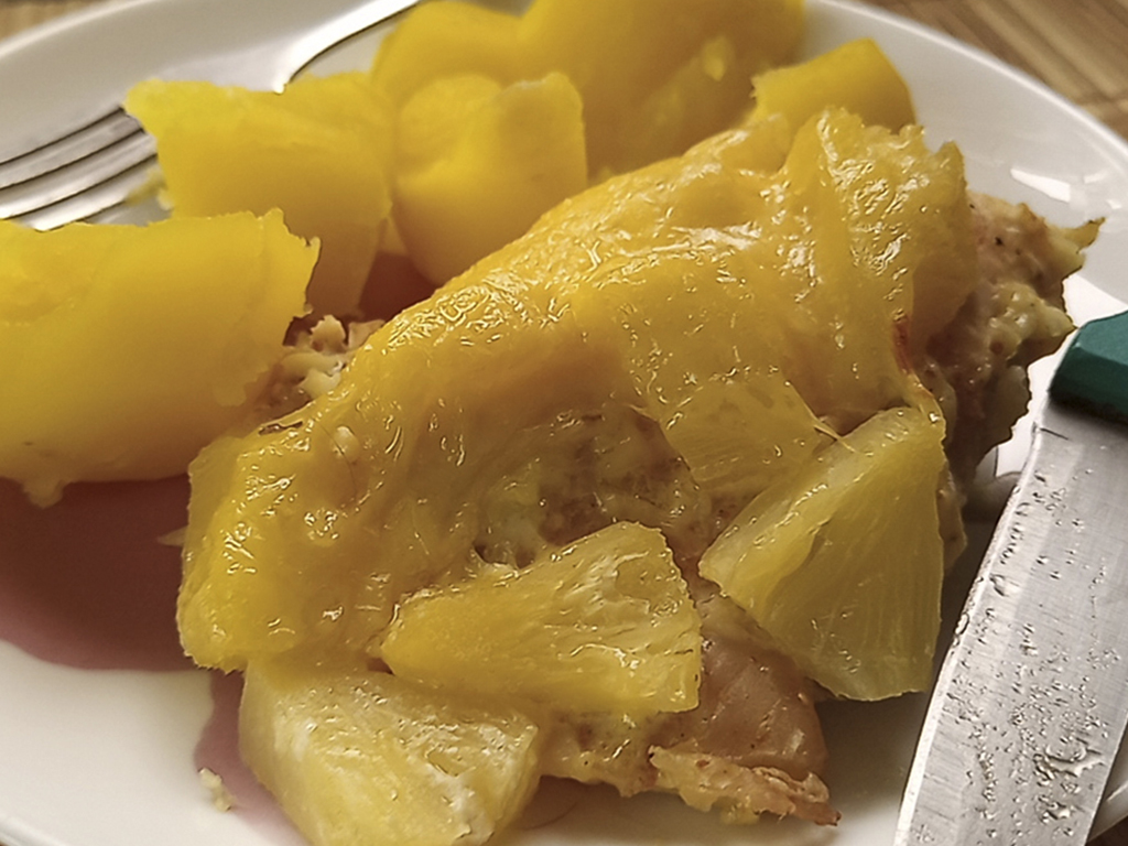 Запеченная курица с ананасами и сыром в духовке, рецепт с фото — voenipotekadom.ru
