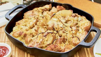 Картофель с грудинкой и луком в духовке
