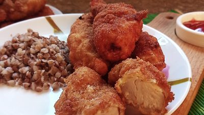 Куриные наггетсы в кефире и панировочных сухарях с гречкой