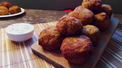 Картофельные шарики с зеленью и сметанно-чесночным соусом