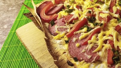Пицца на лаваше с сыром, колбасой, помидорами и болгарским перцем