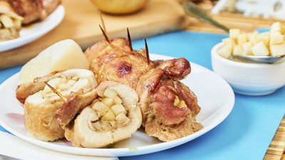Фаршированные рулетики из куриного бедра с яблоками