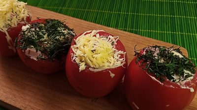 Помидоры фаршированные сыром и крабовыми палочками со сметаной