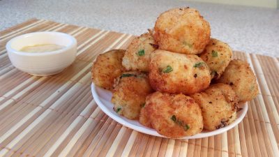 Картофельные шарики с сыром во фритюре