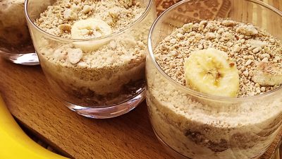 Творожно-банановый мусс с печеньем и какао